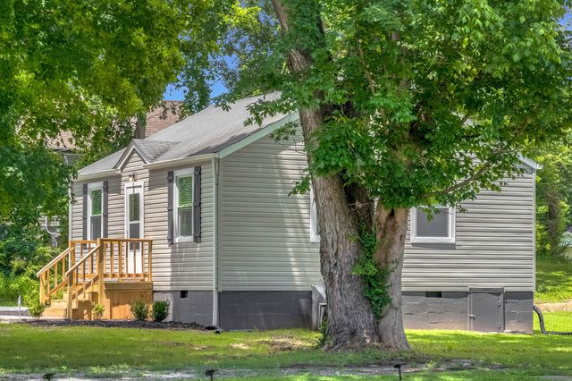 303 Park Ln, Clarksville, TN 37042