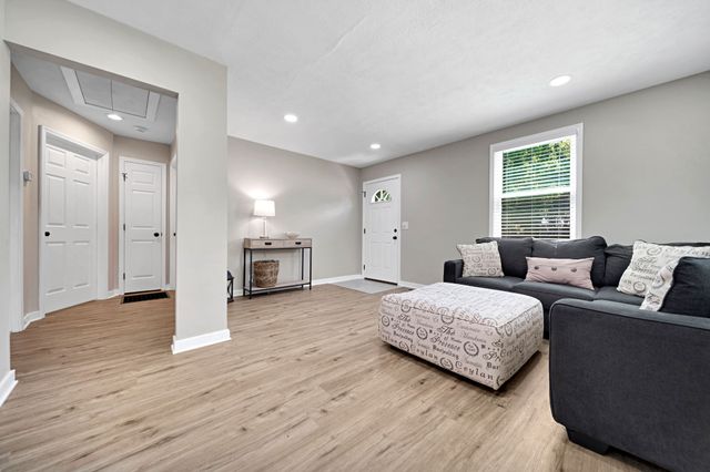 303 Park Ln, Clarksville, TN 37042
