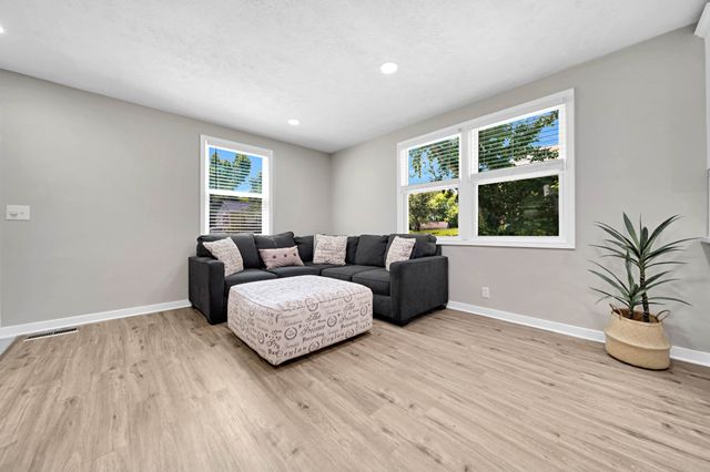 303 Park Ln, Clarksville, TN 37042
