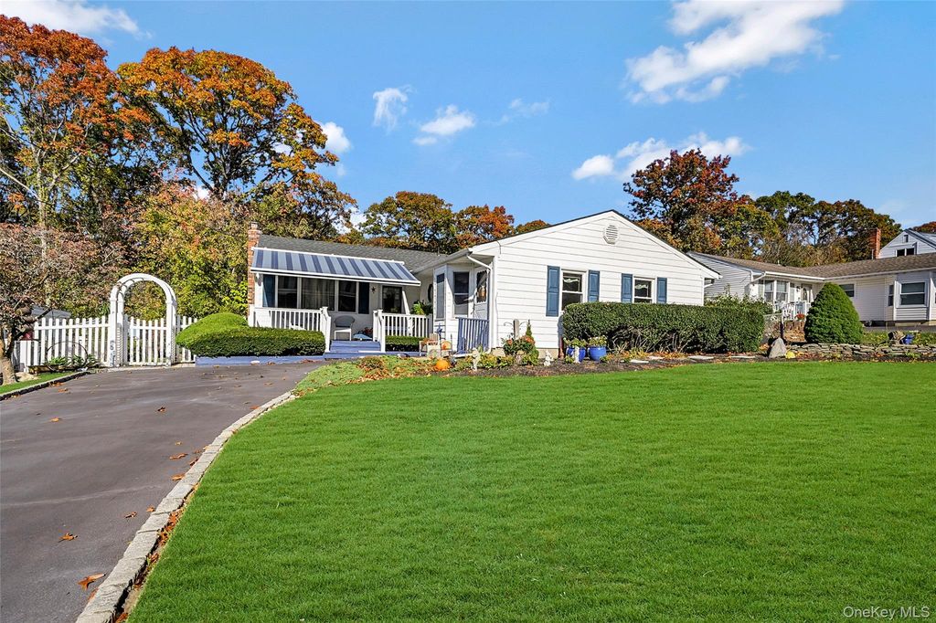 17 Washington Heights Street, Selden, NY 11784