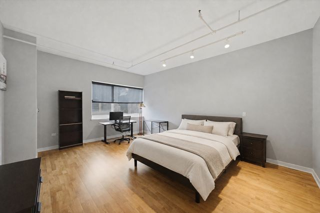 737 W Washington Boulevard 904, Chicago, IL 60661