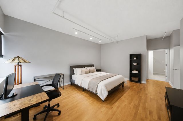 737 W Washington Boulevard 904, Chicago, IL 60661