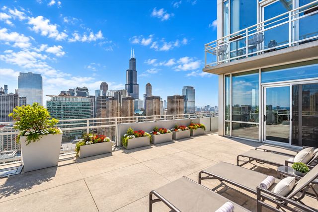 737 W Washington Boulevard 904, Chicago, IL 60661