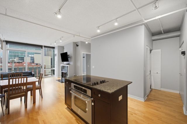 737 W Washington Boulevard 904, Chicago, IL 60661