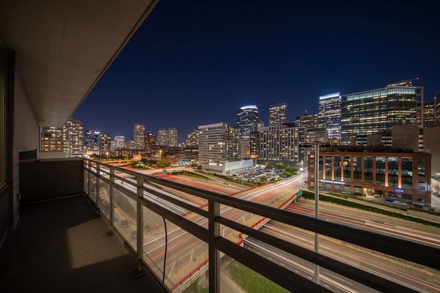 737 W Washington Boulevard 904, Chicago, IL 60661