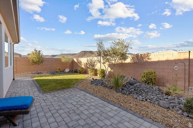 2046 N VISTA DR, Washington, UT 84780