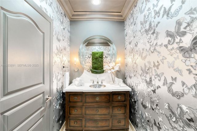 5077 N Bay Rd, Miami Beach, FL 33140