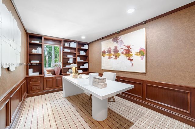 5077 N Bay Rd, Miami Beach, FL 33140