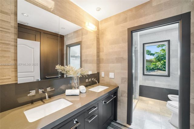 5077 N Bay Rd, Miami Beach, FL 33140