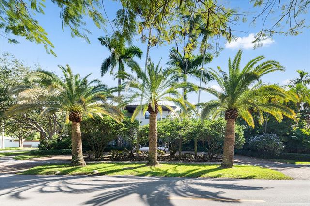 5077 N Bay Rd, Miami Beach, FL 33140