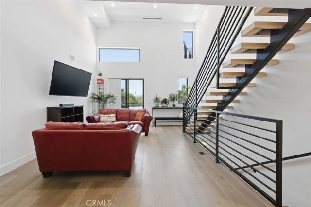 11324 Victory Boulevard, North Hollywood, CA 91606