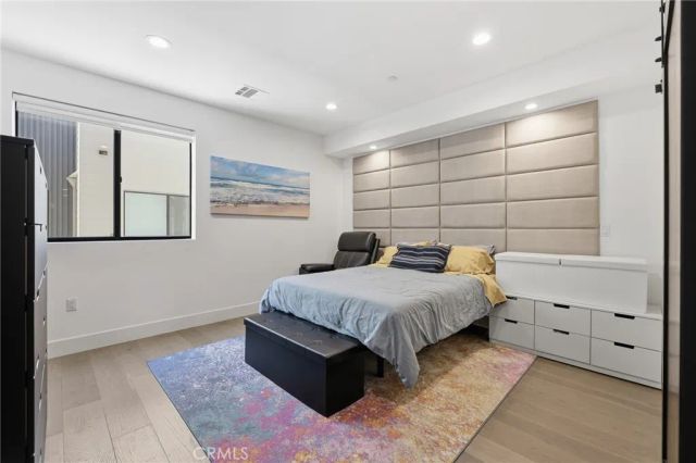 11324 Victory Boulevard, North Hollywood, CA 91606