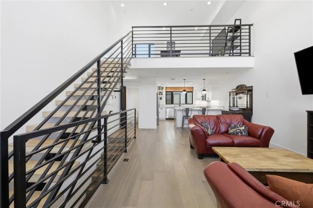 11324 Victory Boulevard, North Hollywood, CA 91606