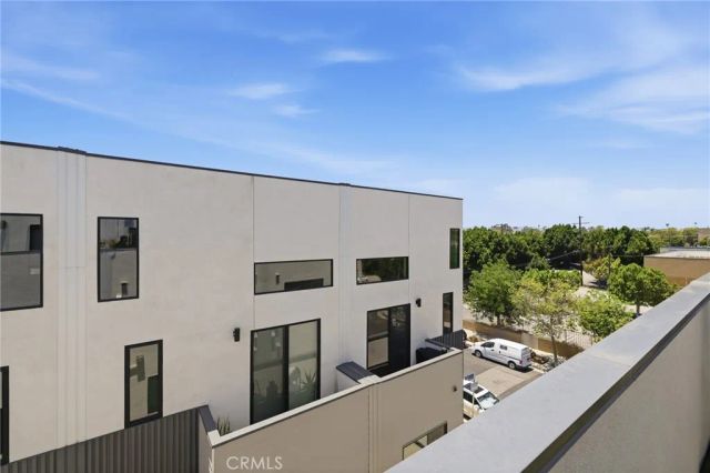 11324 Victory Boulevard, North Hollywood, CA 91606