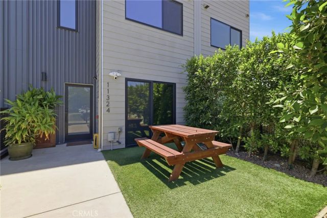 11324 Victory Boulevard, North Hollywood, CA 91606