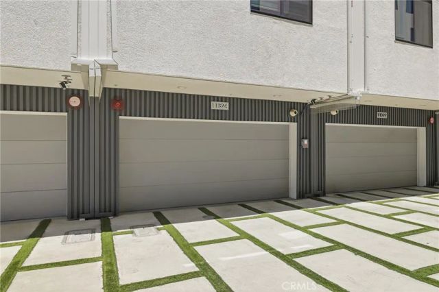 11324 Victory Boulevard, North Hollywood, CA 91606