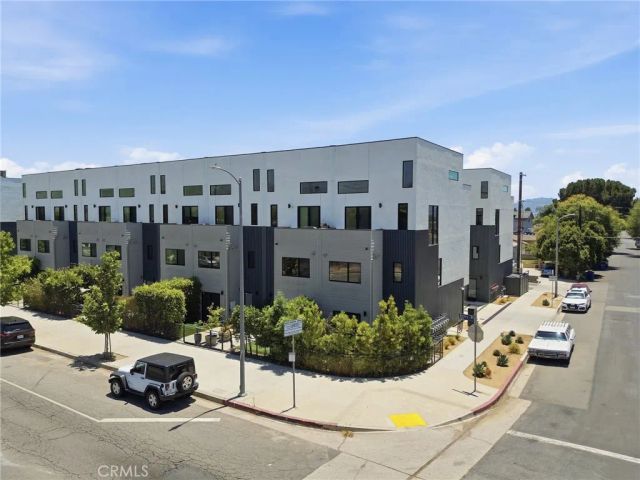 11324 Victory Boulevard, North Hollywood, CA 91606