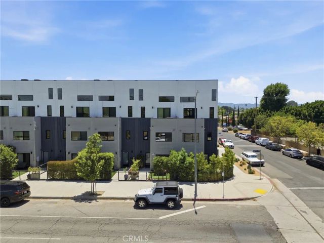 11324 Victory Boulevard, North Hollywood, CA 91606