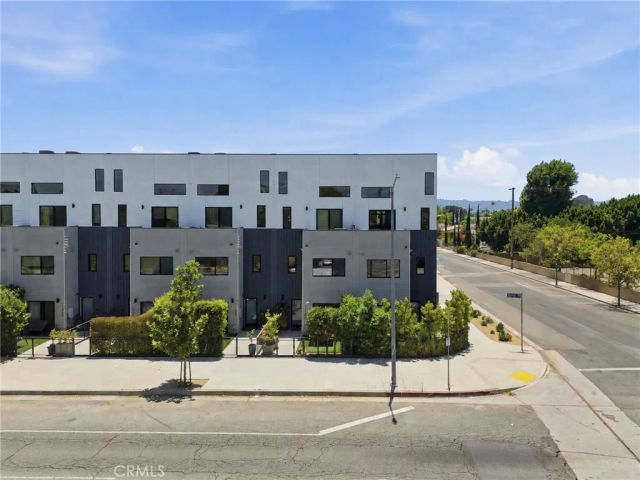 11324 Victory Boulevard, North Hollywood, CA 91606
