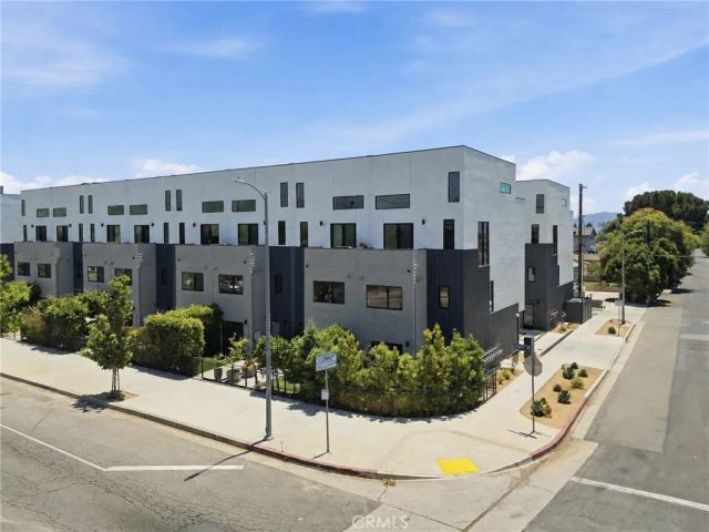 11324 Victory Boulevard, North Hollywood, CA 91606