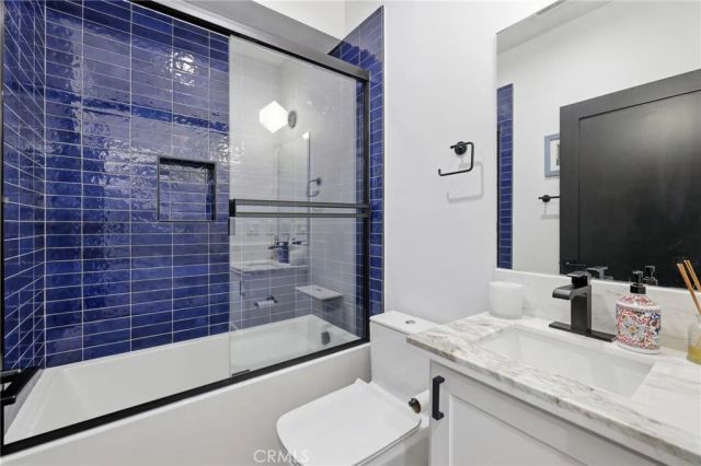 11324 Victory Boulevard, North Hollywood, CA 91606