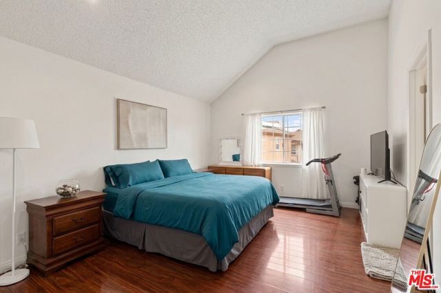 14422 Terra Bella Street A, Los Angeles, CA 91402