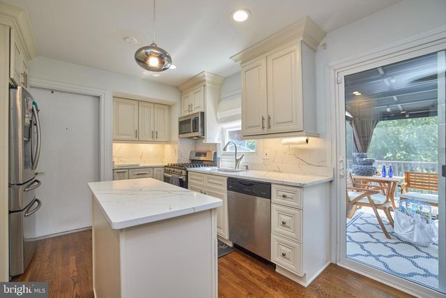 9609 PODIUM DR, Vienna, VA 22182