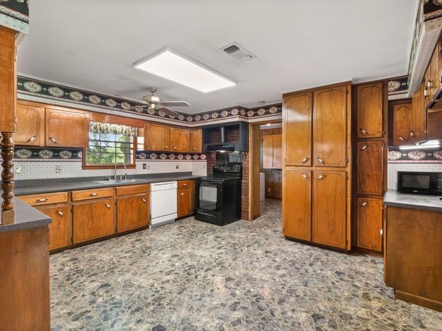 4450 Camp Baker Rd, Leesville, LA 71446