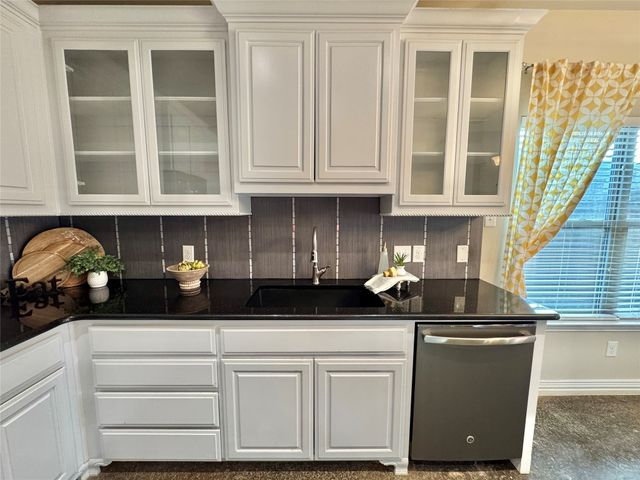 1800 Silver Oaks Drive, Gainesville, TX 76240