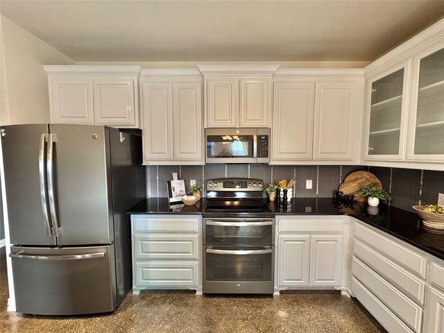 1800 Silver Oaks Drive, Gainesville, TX 76240