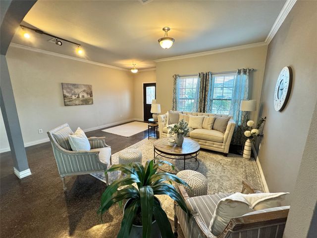 1800 Silver Oaks Drive, Gainesville, TX 76240