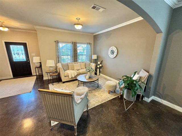 1800 Silver Oaks Drive, Gainesville, TX 76240