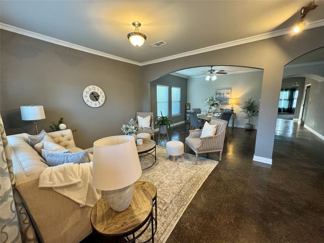 1800 Silver Oaks Drive, Gainesville, TX 76240