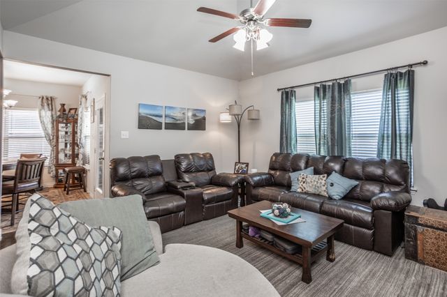 1800 Silver Oaks Drive, Gainesville, TX 76240