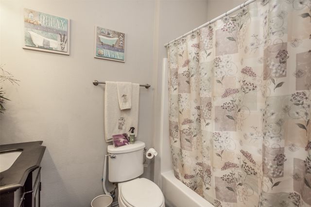 1800 Silver Oaks Drive, Gainesville, TX 76240