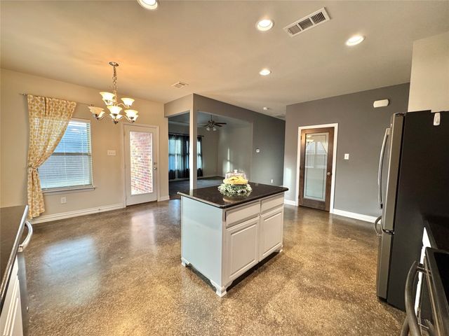 1800 Silver Oaks Drive, Gainesville, TX 76240