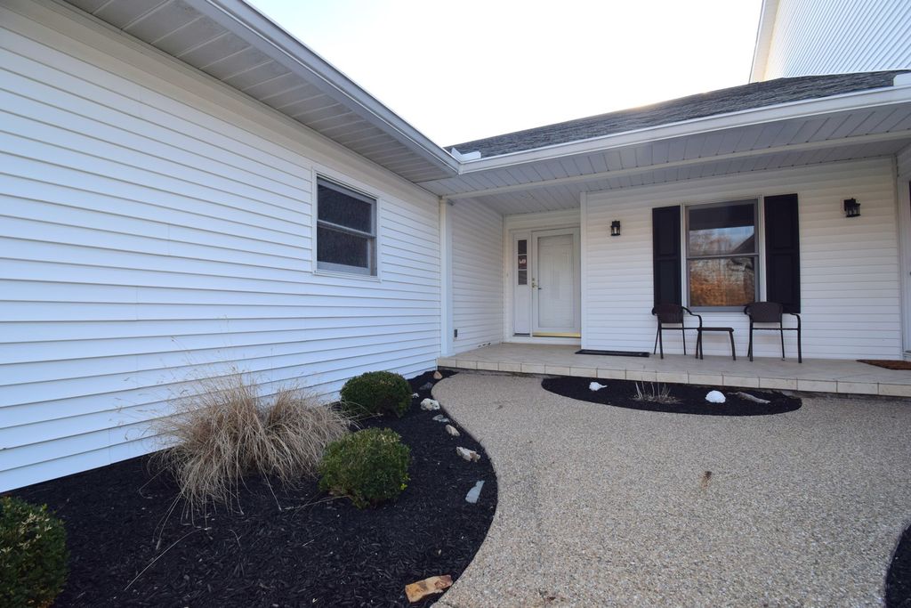 Image 2 of property listing at 1024 Mulligan Drive 1024, Mt Vernon, IL 62864
