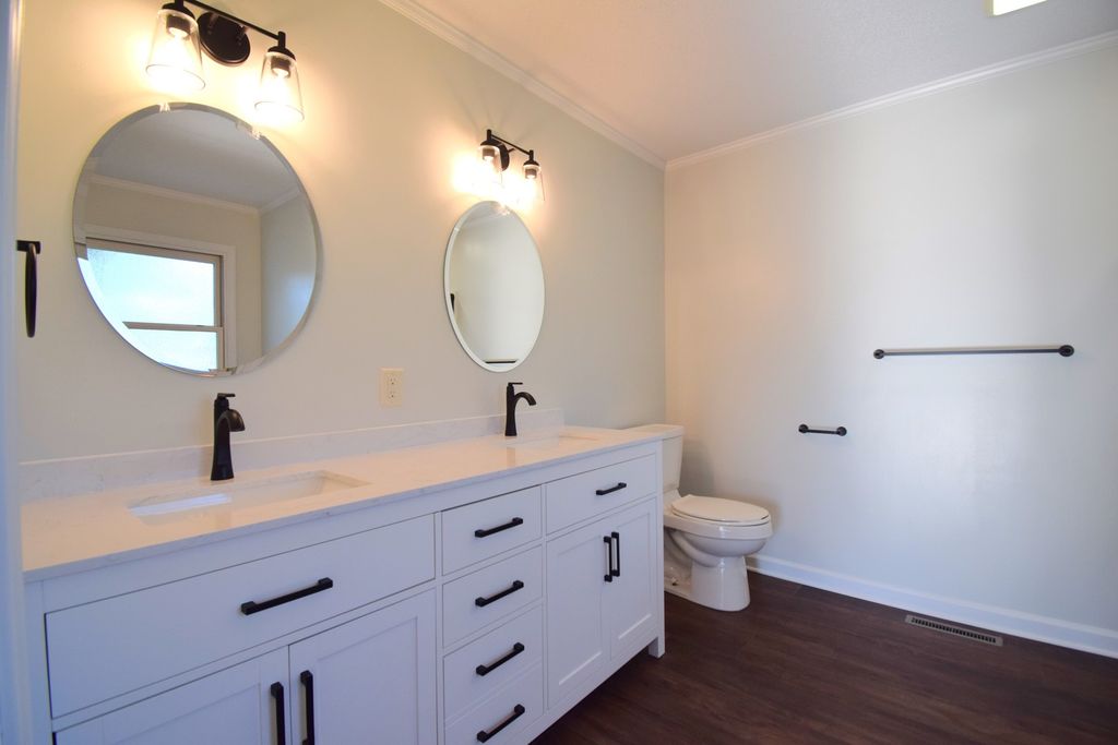 Image 18 of property listing at 1024 Mulligan Drive 1024, Mt Vernon, IL 62864