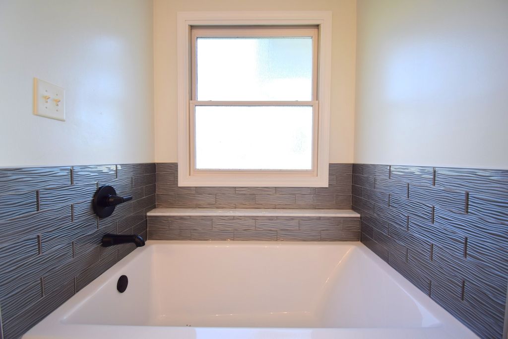 Image 20 of property listing at 1024 Mulligan Drive 1024, Mt Vernon, IL 62864