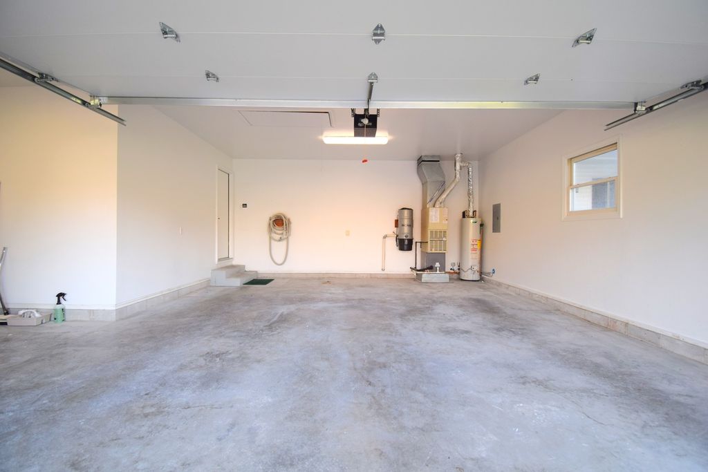 Image 3 of property listing at 1024 Mulligan Drive 1024, Mt Vernon, IL 62864