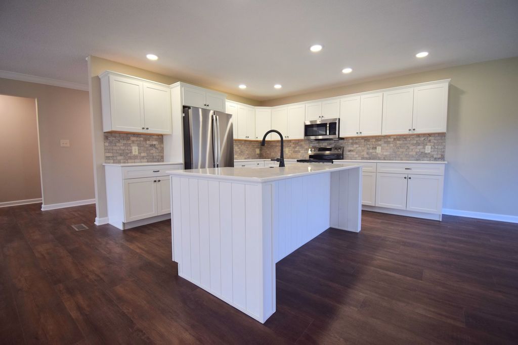 Image 9 of property listing at 1024 Mulligan Drive 1024, Mt Vernon, IL 62864