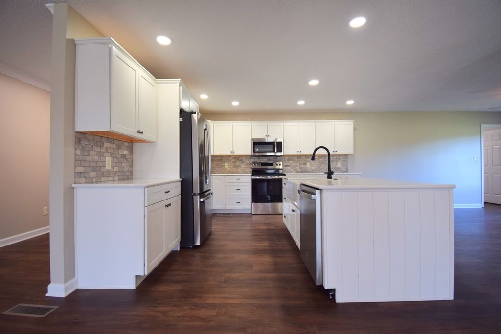 Image 10 of property listing at 1024 Mulligan Drive 1024, Mt Vernon, IL 62864