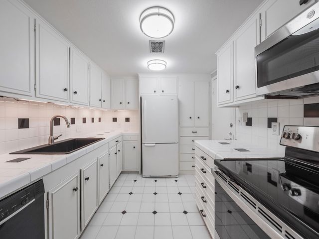 656 S Ripple Creek Drive 656, Houston, TX 77057