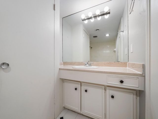 656 S Ripple Creek Drive 656, Houston, TX 77057