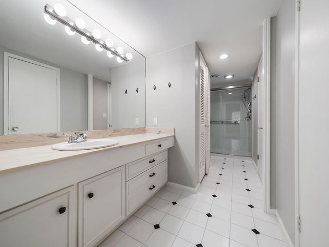 656 S Ripple Creek Drive 656, Houston, TX 77057