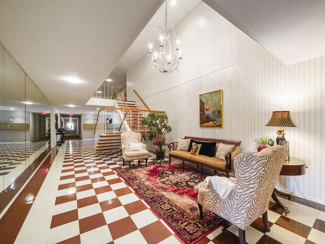 656 S Ripple Creek Drive 656, Houston, TX 77057