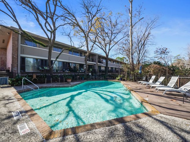 656 S Ripple Creek Drive 656, Houston, TX 77057