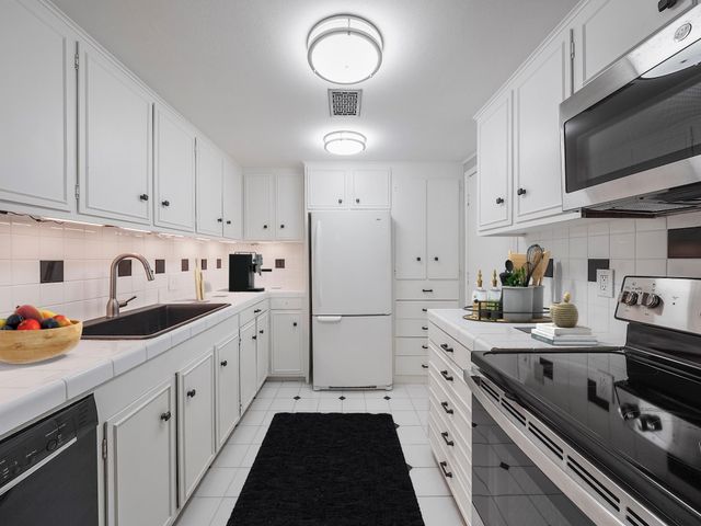 656 S Ripple Creek Drive 656, Houston, TX 77057