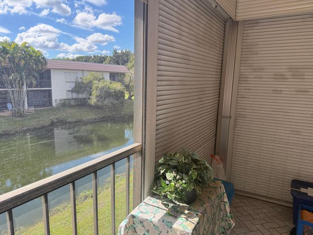 399 Lakeview Drive 202, Weston, FL 33326