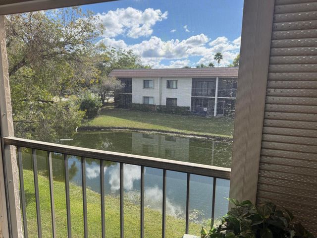 399 Lakeview Drive 202, Weston, FL 33326